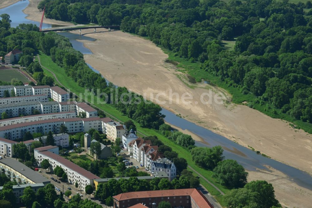 Magdeburg aus der Vogelperspektive: Uferbereiche am Flußverlauf der Alten Elbe mit ausgetrockneten Flußbett bei sommerlicher Hitze in Magdeburg im Bundesland Sachsen-Anhalt