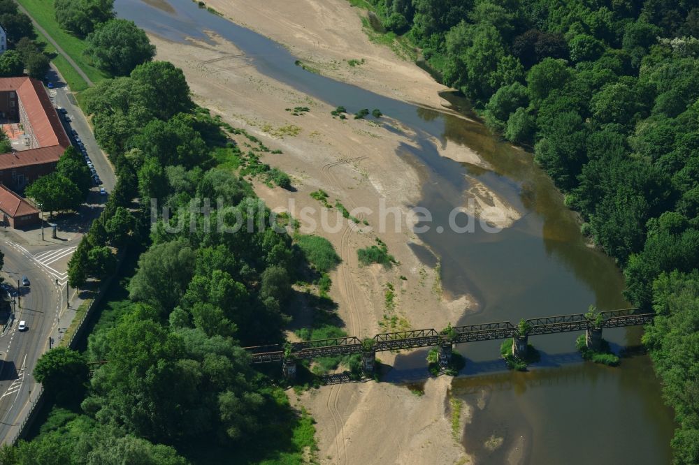 Luftbild Magdeburg - Uferbereiche am Flußverlauf der Alten Elbe mit ausgetrockneten Flußbett bei sommerlicher Hitze in Magdeburg im Bundesland Sachsen-Anhalt