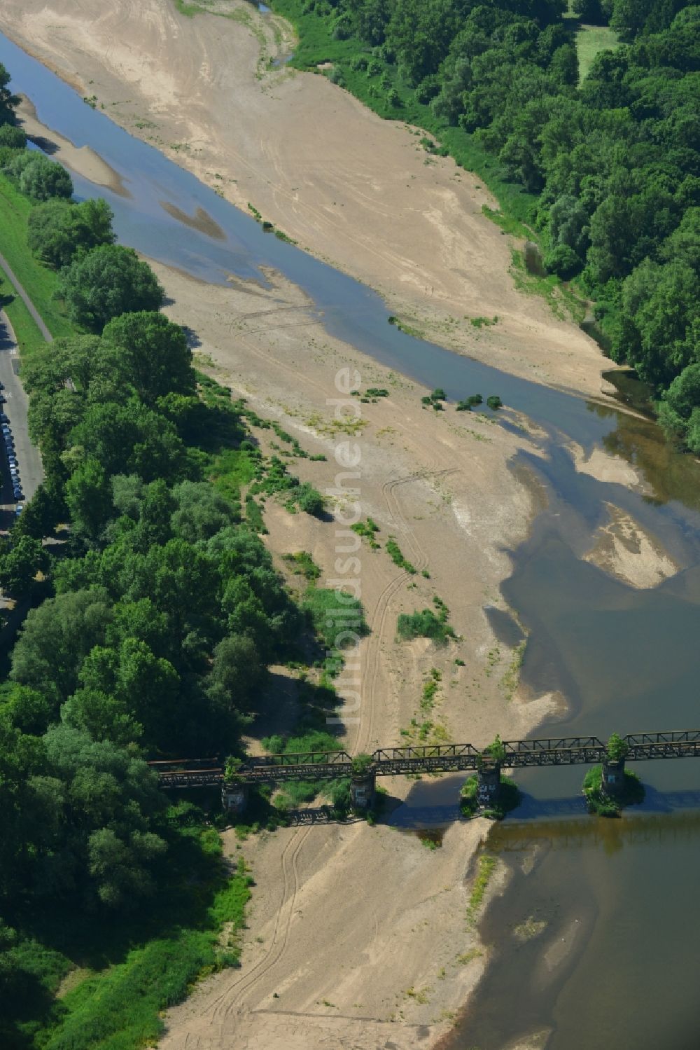 Luftaufnahme Magdeburg - Uferbereiche am Flußverlauf der Alten Elbe mit ausgetrockneten Flußbett bei sommerlicher Hitze in Magdeburg im Bundesland Sachsen-Anhalt