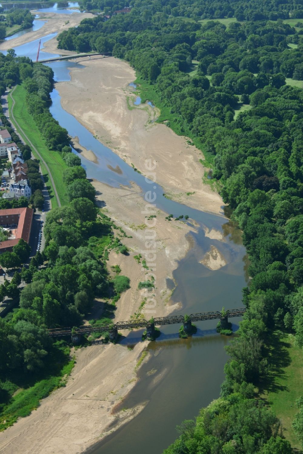 Magdeburg von oben - Uferbereiche am Flußverlauf der Alten Elbe mit ausgetrockneten Flußbett bei sommerlicher Hitze in Magdeburg im Bundesland Sachsen-Anhalt