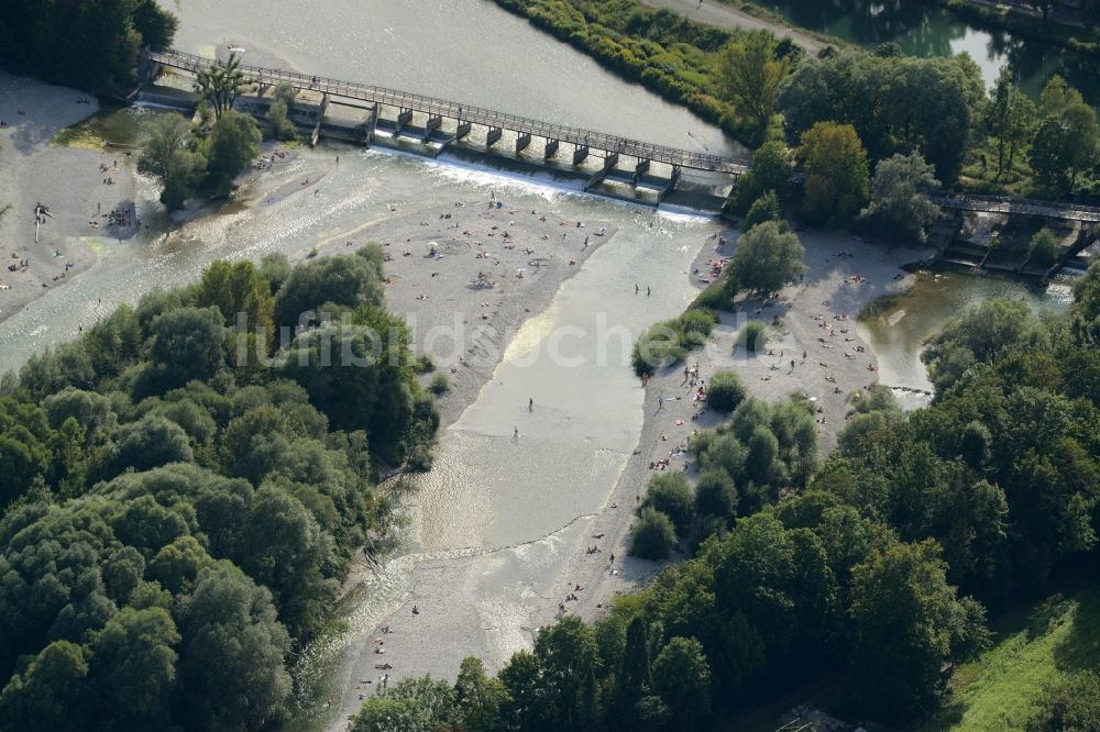 Luftbild München - Uferbereiche am Flußverlauf des ausgetrockneten Flußbettes der Isar in München im Bundesland Bayern