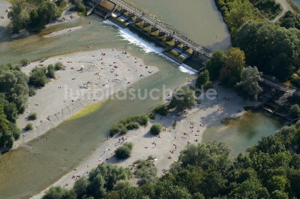 München von oben - Uferbereiche am Flußverlauf des ausgetrockneten Flußbettes der Isar in München im Bundesland Bayern