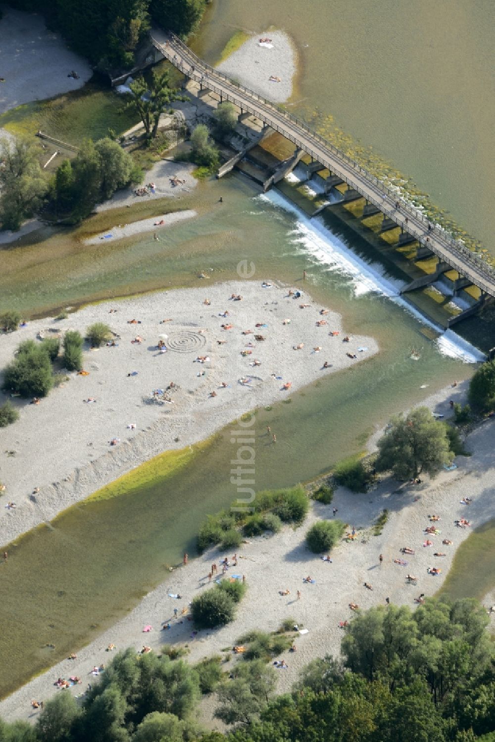 München aus der Vogelperspektive: Uferbereiche am Flußverlauf des ausgetrockneten Flußbettes der Isar in München im Bundesland Bayern