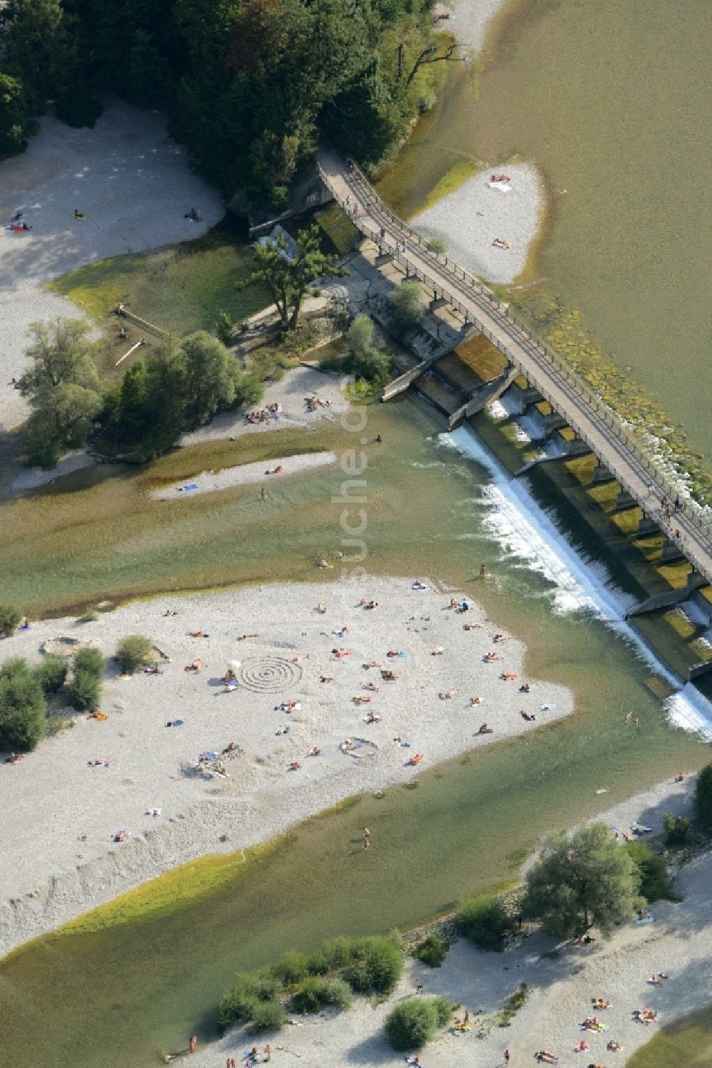 Luftbild München - Uferbereiche am Flußverlauf des ausgetrockneten Flußbettes der Isar in München im Bundesland Bayern