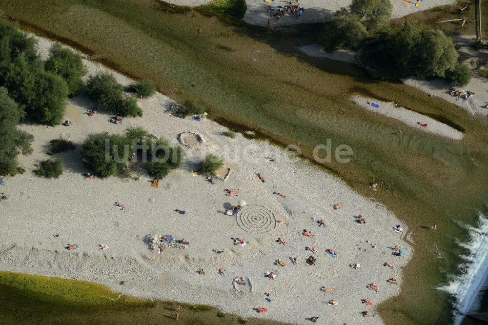 Luftaufnahme München - Uferbereiche am Flußverlauf des ausgetrockneten Flußbettes der Isar in München im Bundesland Bayern