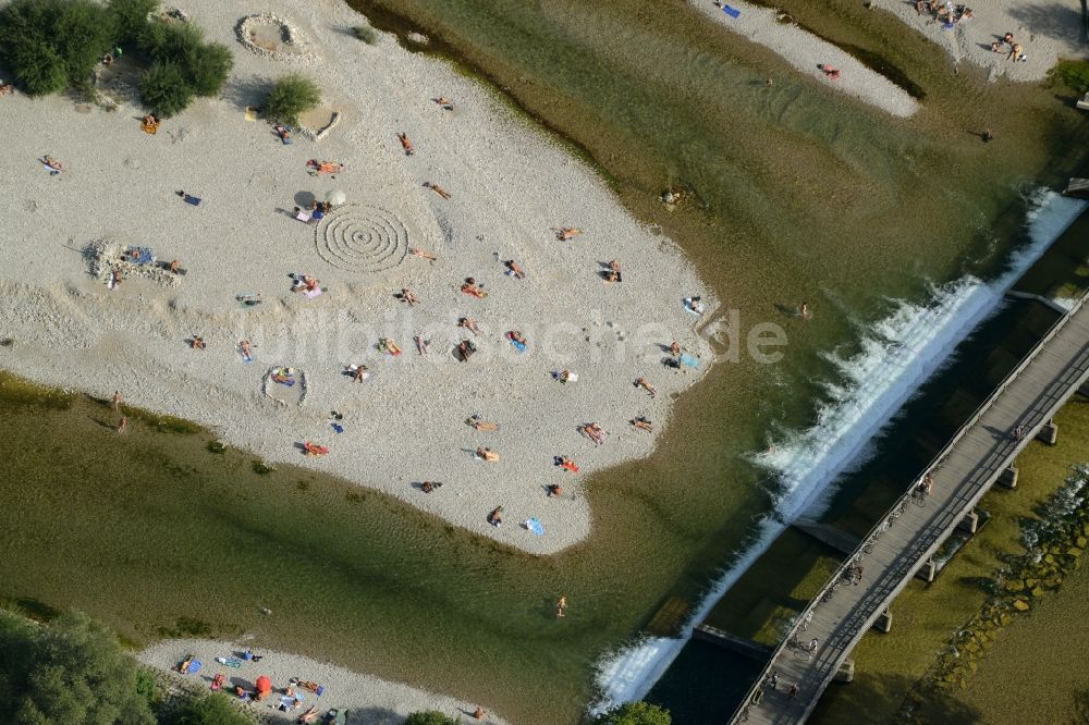 München aus der Vogelperspektive: Uferbereiche am Flußverlauf des ausgetrockneten Flußbettes der Isar in München im Bundesland Bayern