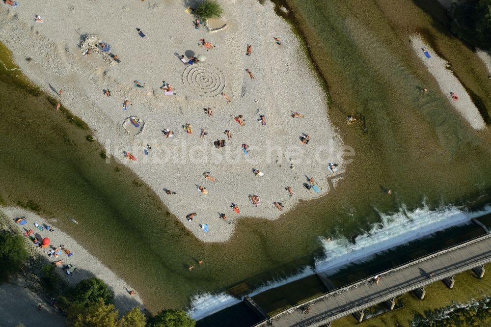 Luftbild München - Uferbereiche am Flußverlauf des ausgetrockneten Flußbettes der Isar in München im Bundesland Bayern