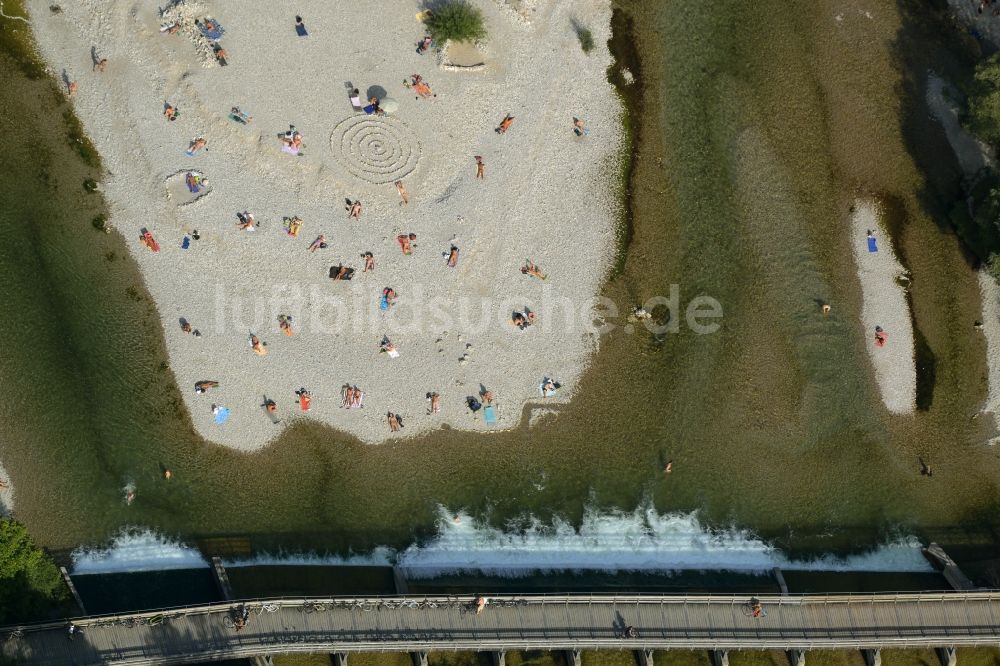 Luftaufnahme München - Uferbereiche am Flußverlauf des ausgetrockneten Flußbettes der Isar in München im Bundesland Bayern