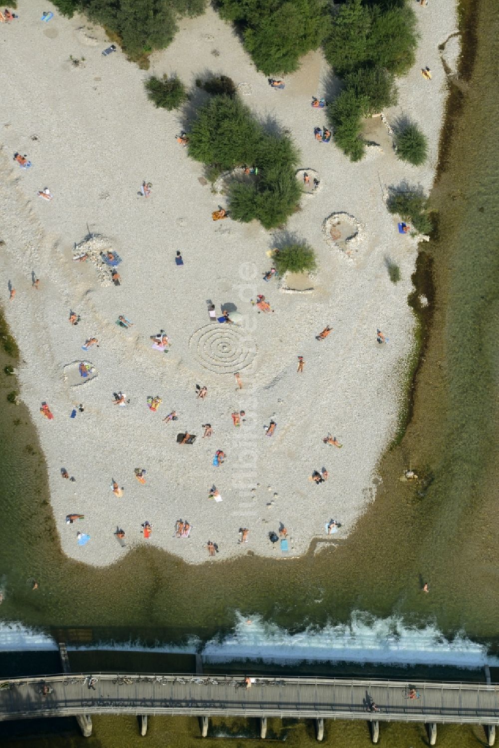 München von oben - Uferbereiche am Flußverlauf des ausgetrockneten Flußbettes der Isar in München im Bundesland Bayern