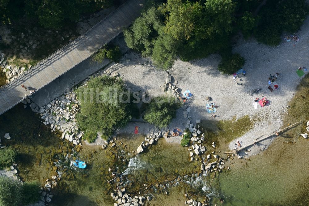 München von oben - Uferbereiche am Flußverlauf des ausgetrockneten Flußbettes der Isar in München im Bundesland Bayern