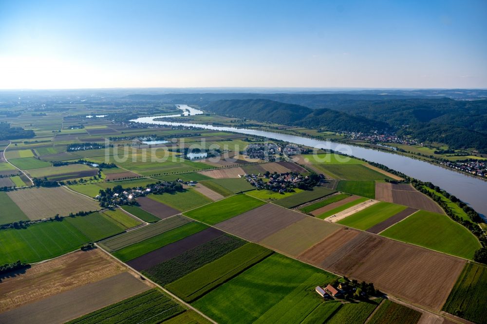 Barbing von oben - Uferbereiche am Flußverlauf der Donau in Barbing im Bundesland Bayern, Deutschland