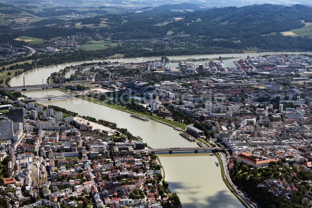 Linz aus der Vogelperspektive: Uferbereiche am Flußverlauf der Donau in Linz in Oberösterreich, Österreich