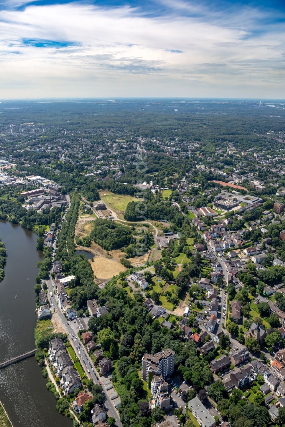 Luftaufnahme Mülheim an der Ruhr - Uferbereiche am Flußverlauf am ehemaligen Steinbruch Rauen in Mülheim an der Ruhr im Bundesland Nordrhein-Westfalen