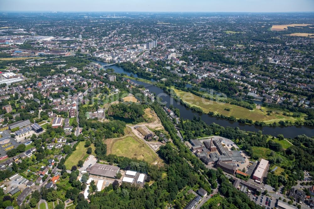 Mülheim an der Ruhr von oben - Uferbereiche am Flußverlauf am ehemaligen Steinbruch Rauen in Mülheim an der Ruhr im Bundesland Nordrhein-Westfalen