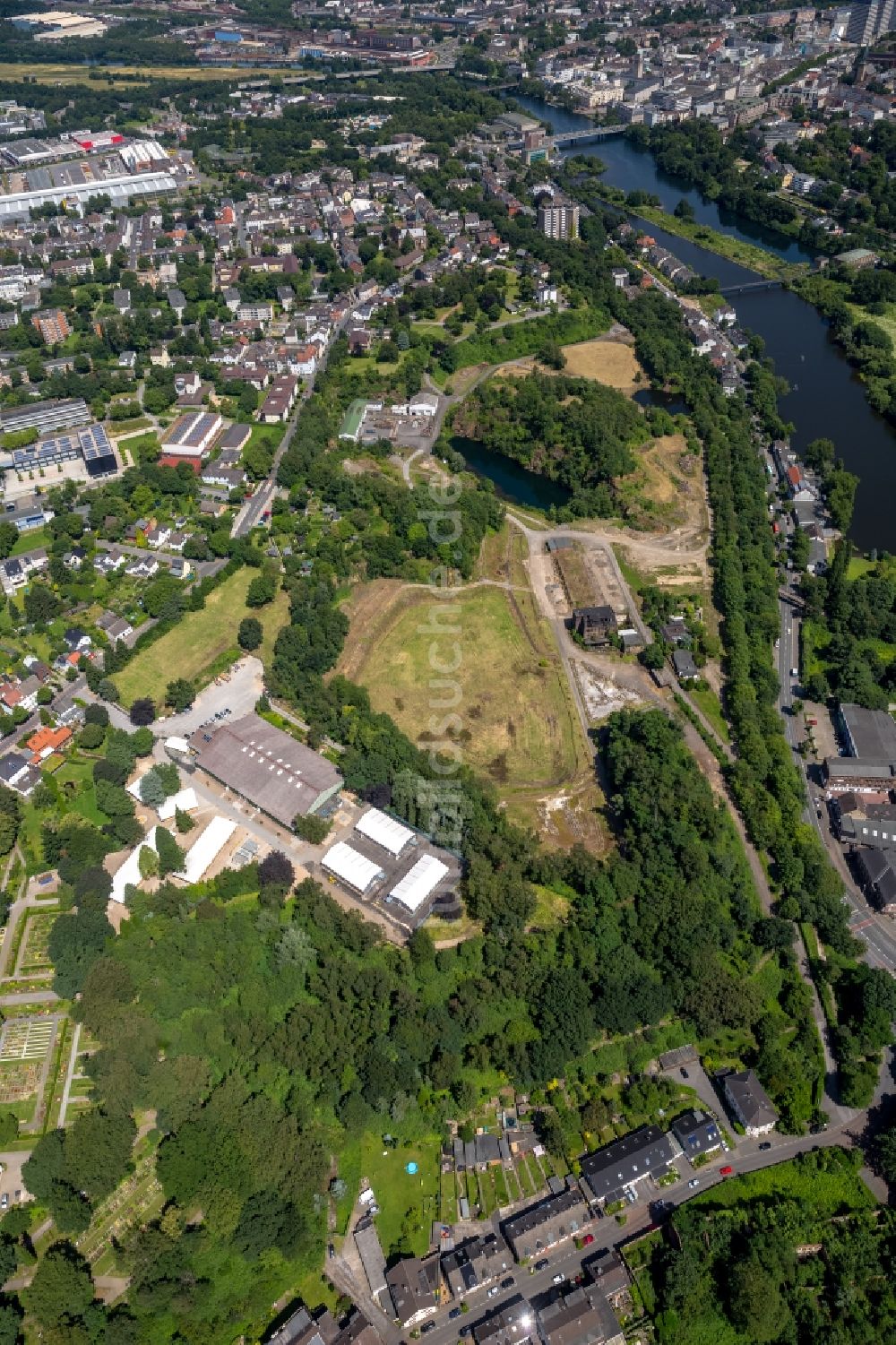 Mülheim an der Ruhr aus der Vogelperspektive: Uferbereiche am Flußverlauf am ehemaligen Steinbruch Rauen in Mülheim an der Ruhr im Bundesland Nordrhein-Westfalen