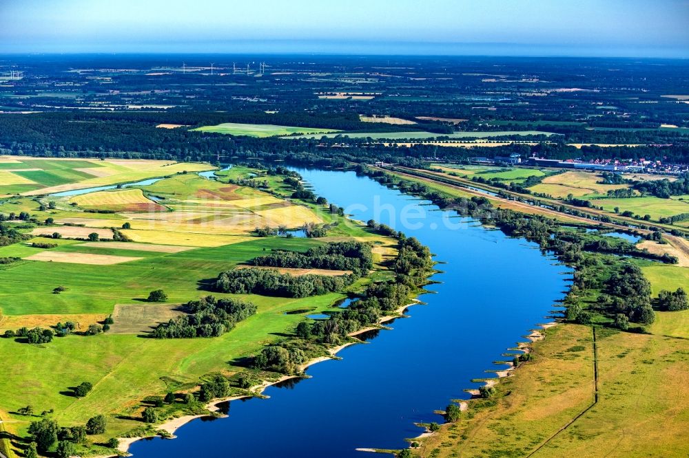 Bleckede von oben - Uferbereiche am Flußverlauf Elbe in Bleckede im Bundesland Niedersachsen, Deutschland