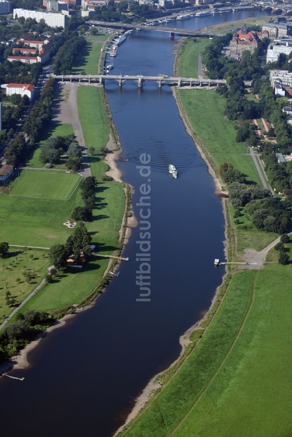 Dresden aus der Vogelperspektive: Uferbereiche am Flußverlauf der Elbe in Dresden im Bundesland Sachsen