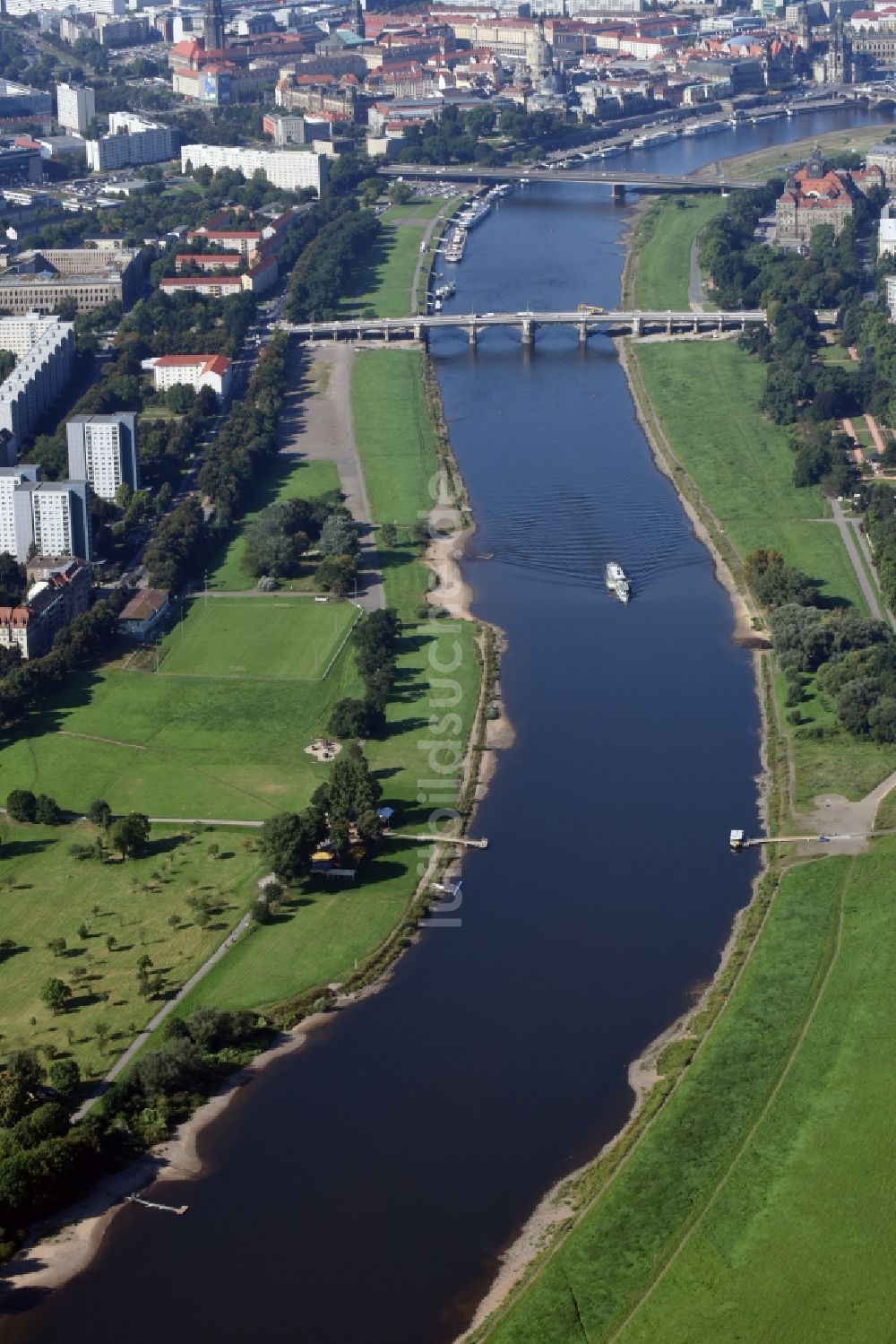 Luftbild Dresden - Uferbereiche am Flußverlauf der Elbe in Dresden im Bundesland Sachsen