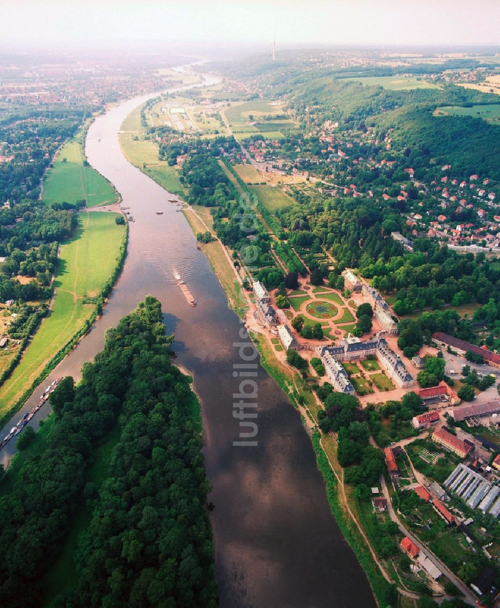 Luftaufnahme Dresden - Uferbereiche am Flußverlauf der Elbe in Dresden im Bundesland Sachsen