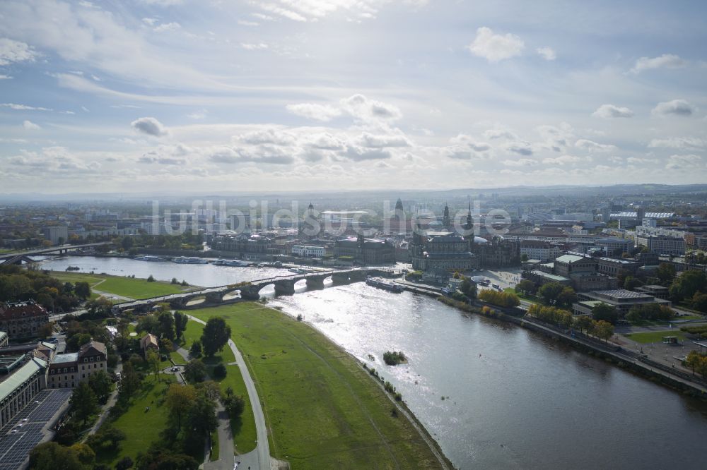 Dresden von oben - Uferbereiche am Flußverlauf der Elbe in Dresden im Bundesland Sachsen, Deutschland