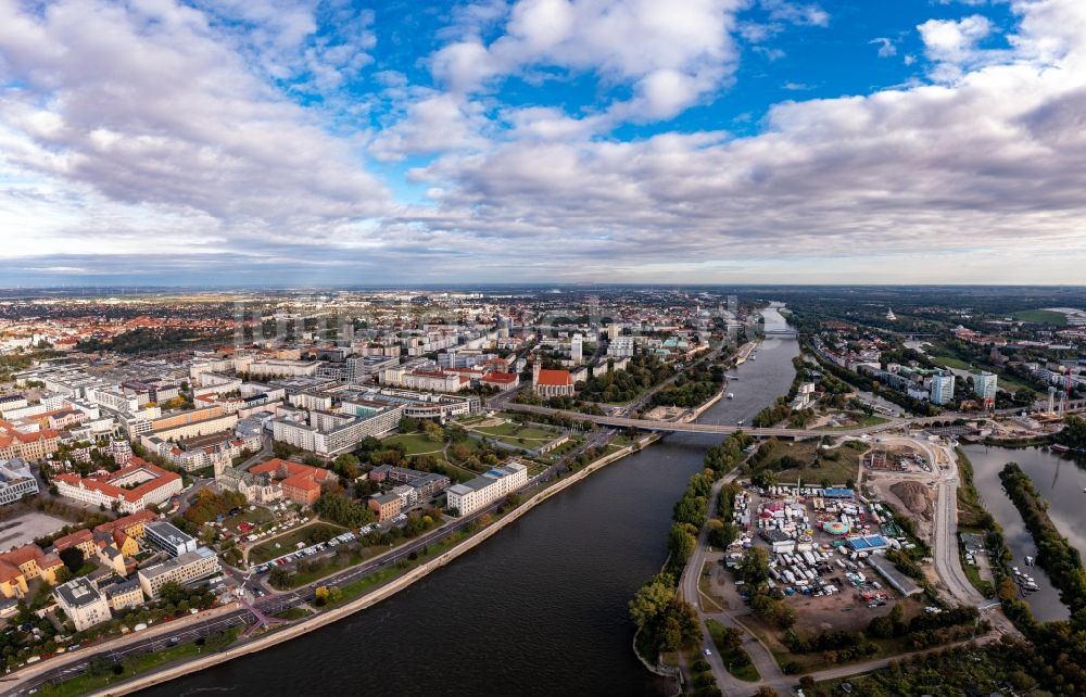 Magdeburg aus der Vogelperspektive: Uferbereiche am Flußverlauf der Elbe an den Elbtreppen in Magdeburg im Bundesland Sachsen-Anhalt, Deutschland