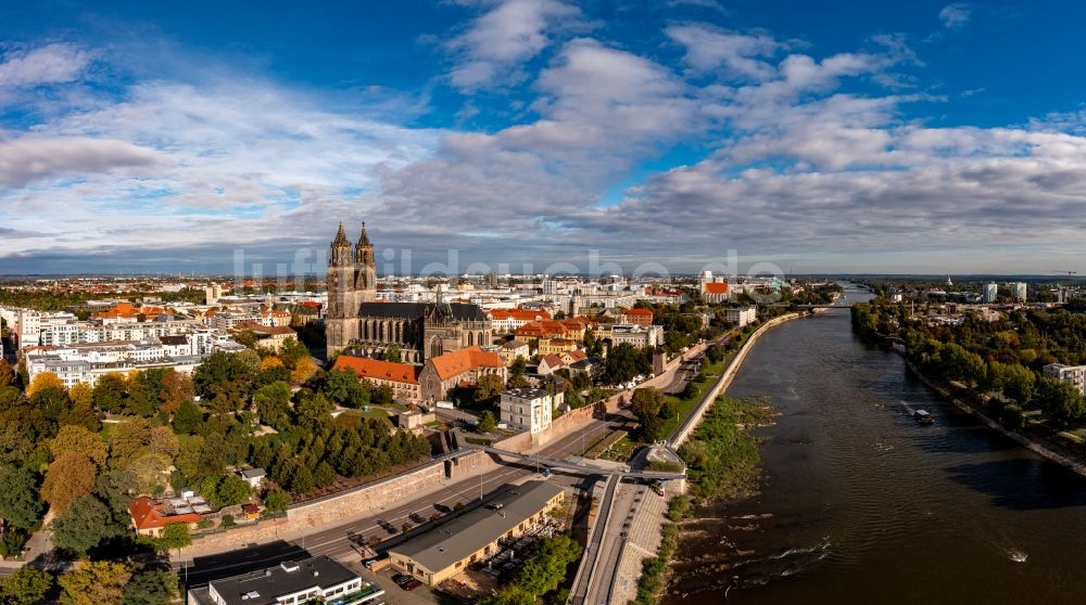 Magdeburg von oben - Uferbereiche am Flußverlauf der Elbe an den Elbtreppen in Magdeburg im Bundesland Sachsen-Anhalt, Deutschland