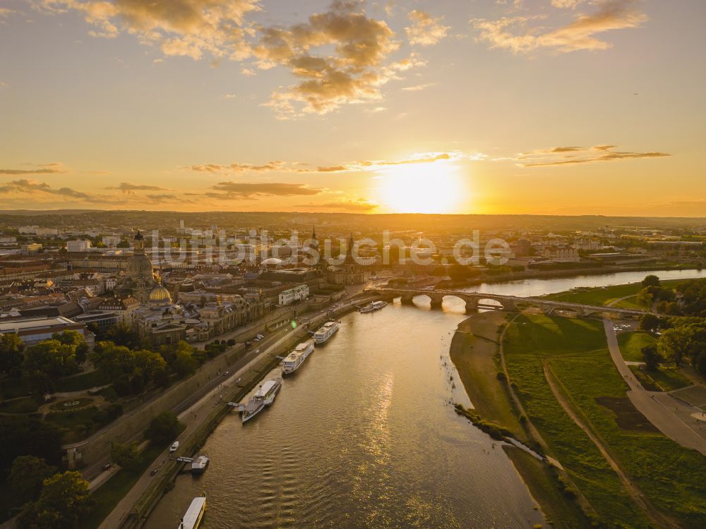 Dresden aus der Vogelperspektive: Uferbereiche am Flußverlauf der Elbe am Elbufer in Dresden im Bundesland Sachsen, Deutschland