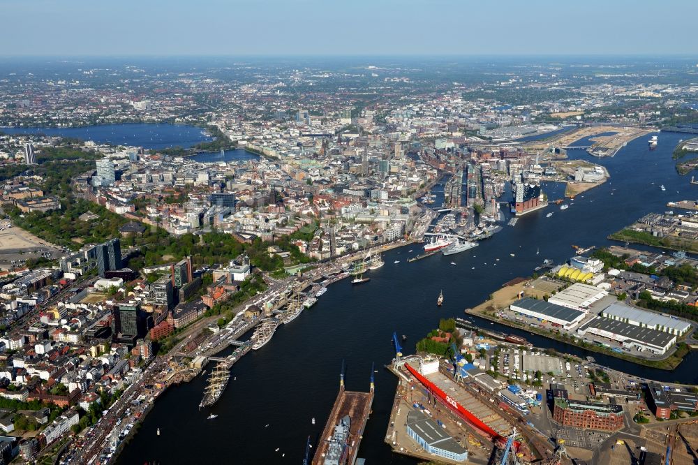 Luftaufnahme Hamburg - Uferbereiche am Flußverlauf der Elbe entlang der Landungsbrücken am Hafengeburtstag im Stadtteil St. Pauli in Hamburg