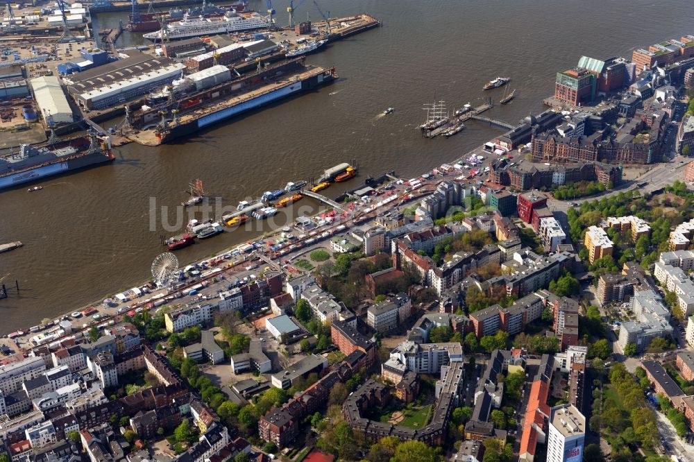 Hamburg von oben - Uferbereiche am Flußverlauf der Elbe entlang der Landungsbrücken am Hafengeburtstag im Stadtteil St. Pauli in Hamburg