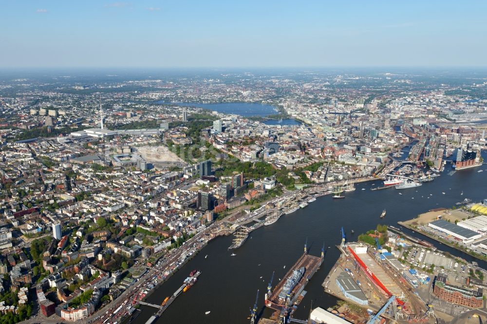 Hamburg aus der Vogelperspektive: Uferbereiche am Flußverlauf der Elbe entlang der Landungsbrücken am Hafengeburtstag im Stadtteil St. Pauli in Hamburg