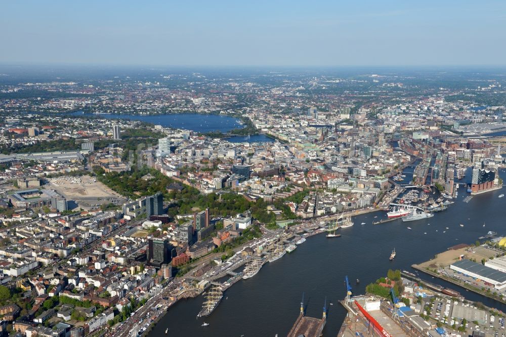 Luftbild Hamburg - Uferbereiche am Flußverlauf der Elbe entlang der Landungsbrücken am Hafengeburtstag im Stadtteil St. Pauli in Hamburg