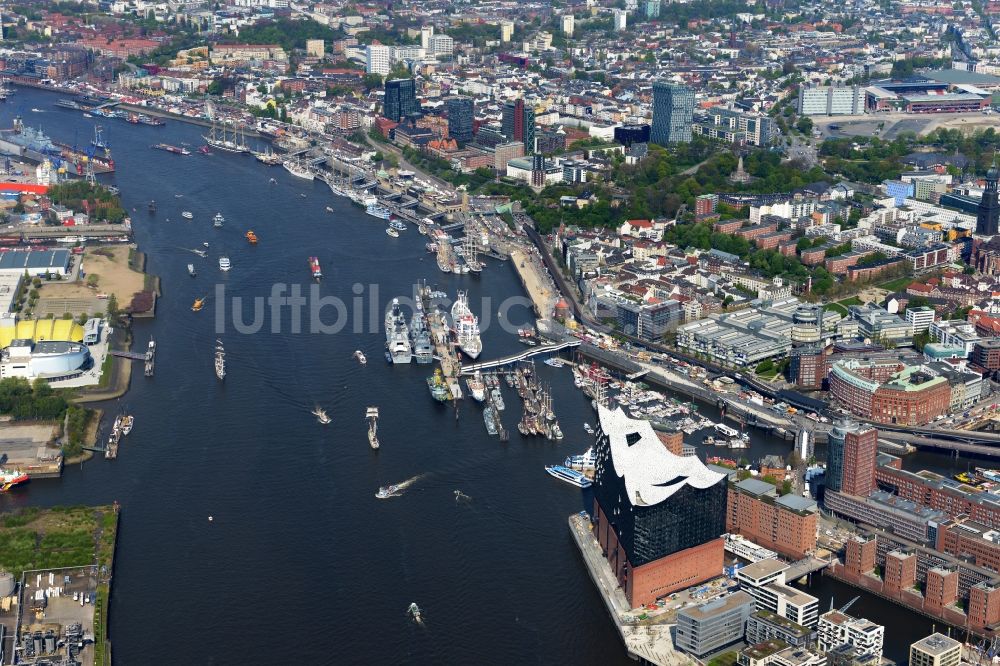 Luftaufnahme Hamburg - Uferbereiche am Flußverlauf der Elbe entlang der Landungsbrücken am Hafengeburtstag im Stadtteil St. Pauli in Hamburg