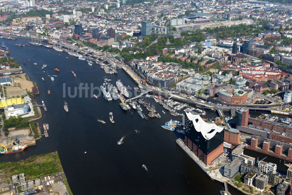 Hamburg von oben - Uferbereiche am Flußverlauf der Elbe entlang der Landungsbrücken am Hafengeburtstag im Stadtteil St. Pauli in Hamburg