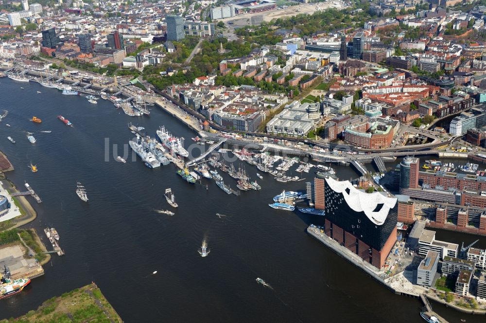 Hamburg aus der Vogelperspektive: Uferbereiche am Flußverlauf der Elbe entlang der Landungsbrücken am Hafengeburtstag im Stadtteil St. Pauli in Hamburg