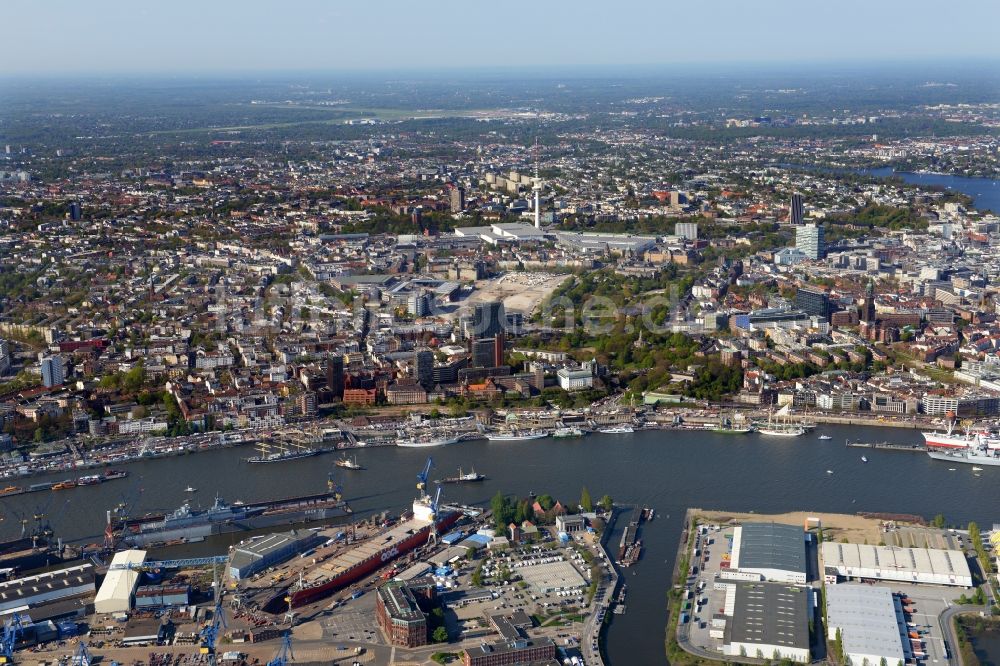 Luftbild Hamburg - Uferbereiche am Flußverlauf der Elbe entlang der Landungsbrücken am Hafengeburtstag im Stadtteil St. Pauli in Hamburg