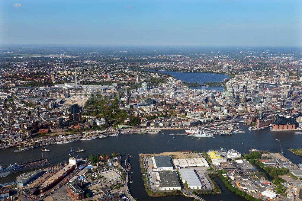 Hamburg aus der Vogelperspektive: Uferbereiche am Flußverlauf der Elbe entlang der Landungsbrücken am Hafengeburtstag im Stadtteil St. Pauli in Hamburg