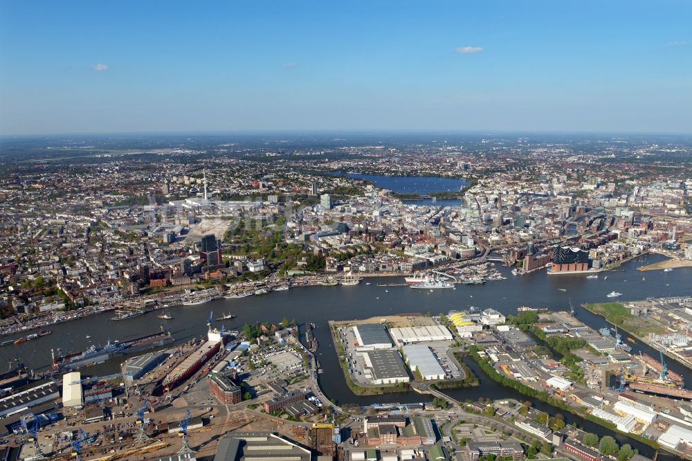 Luftbild Hamburg - Uferbereiche am Flußverlauf der Elbe entlang der Landungsbrücken am Hafengeburtstag im Stadtteil St. Pauli in Hamburg