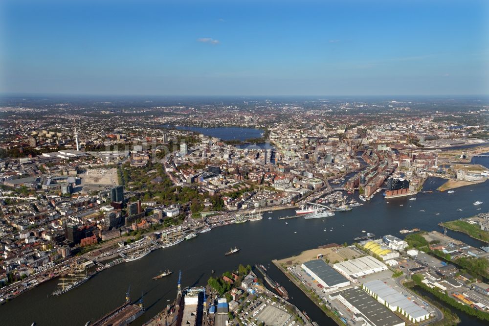 Luftaufnahme Hamburg - Uferbereiche am Flußverlauf der Elbe entlang der Landungsbrücken am Hafengeburtstag im Stadtteil St. Pauli in Hamburg