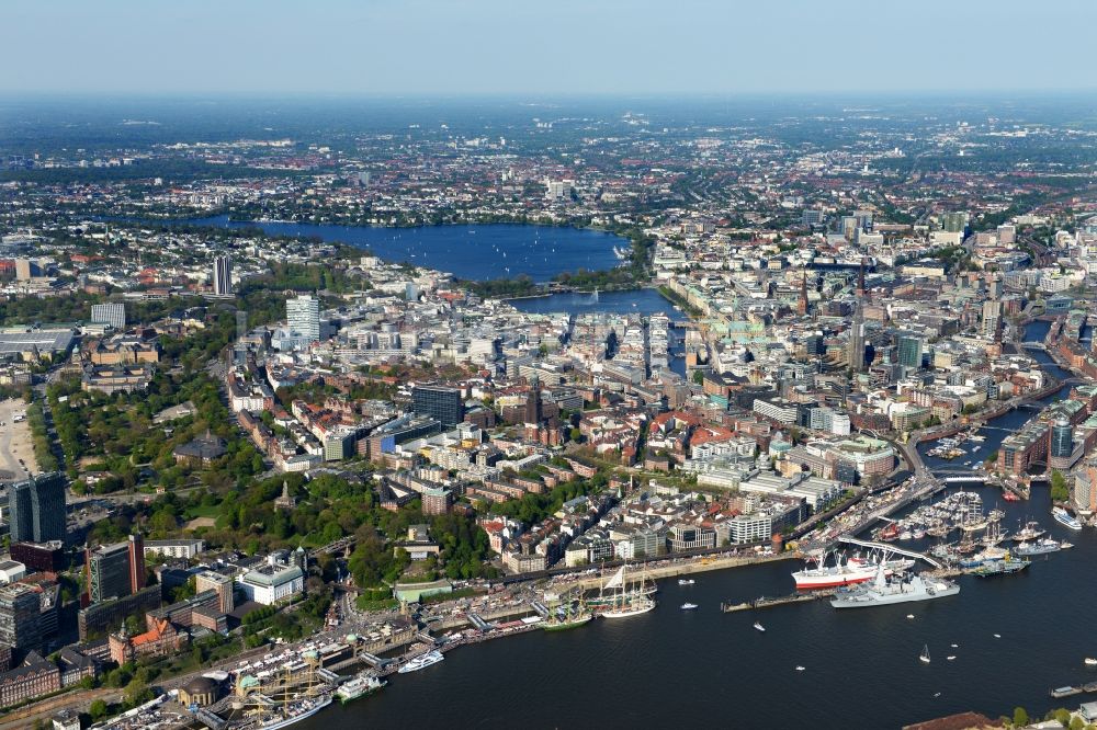 Hamburg von oben - Uferbereiche am Flußverlauf der Elbe entlang der Landungsbrücken am Hafengeburtstag im Stadtteil St. Pauli in Hamburg