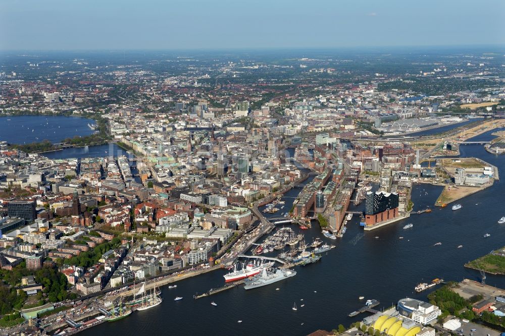 Hamburg aus der Vogelperspektive: Uferbereiche am Flußverlauf der Elbe entlang der Landungsbrücken am Hafengeburtstag im Stadtteil St. Pauli in Hamburg