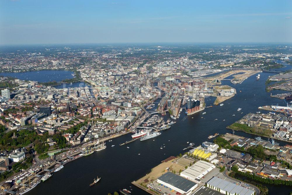 Luftbild Hamburg - Uferbereiche am Flußverlauf der Elbe entlang der Landungsbrücken am Hafengeburtstag im Stadtteil St. Pauli in Hamburg