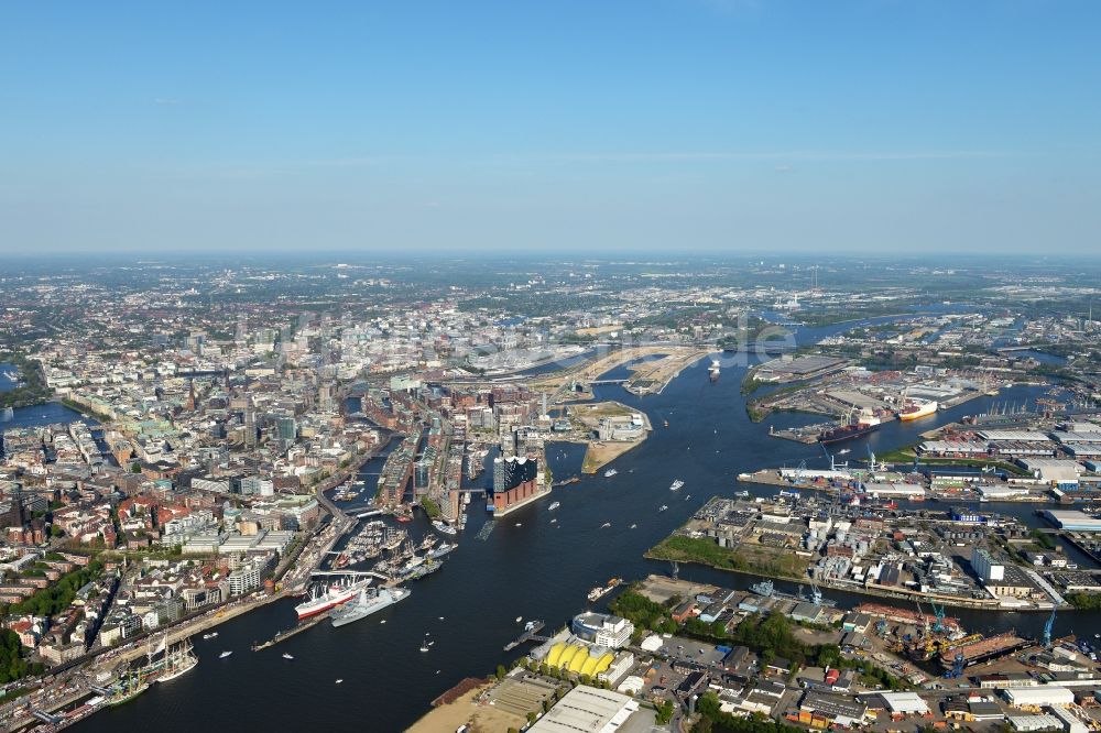 Luftaufnahme Hamburg - Uferbereiche am Flußverlauf der Elbe entlang der Landungsbrücken am Hafengeburtstag im Stadtteil St. Pauli in Hamburg