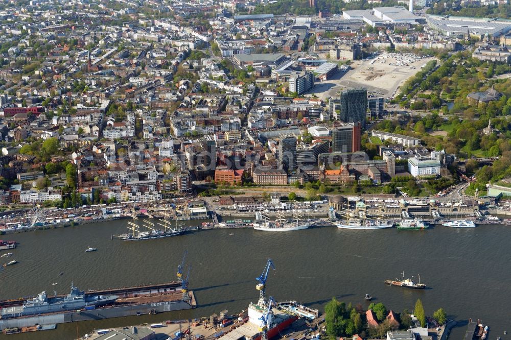 Hamburg von oben - Uferbereiche am Flußverlauf der Elbe entlang der Landungsbrücken am Hafengeburtstag im Stadtteil St. Pauli in Hamburg