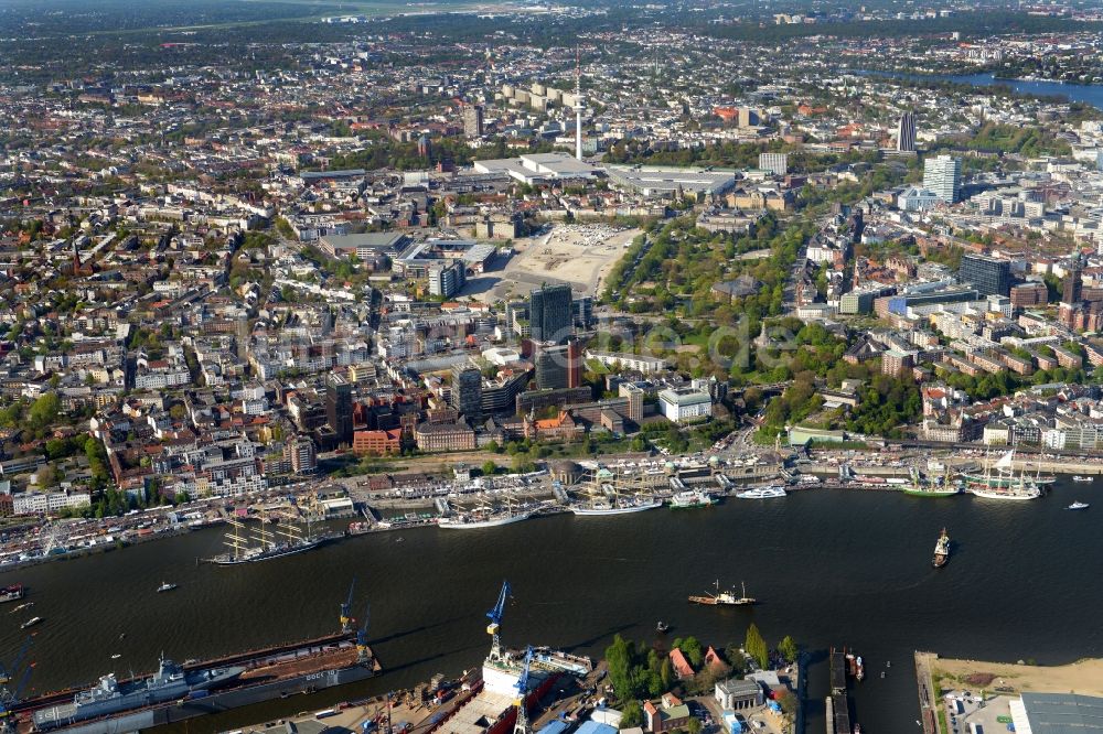 Hamburg aus der Vogelperspektive: Uferbereiche am Flußverlauf der Elbe entlang der Landungsbrücken am Hafengeburtstag im Stadtteil St. Pauli in Hamburg