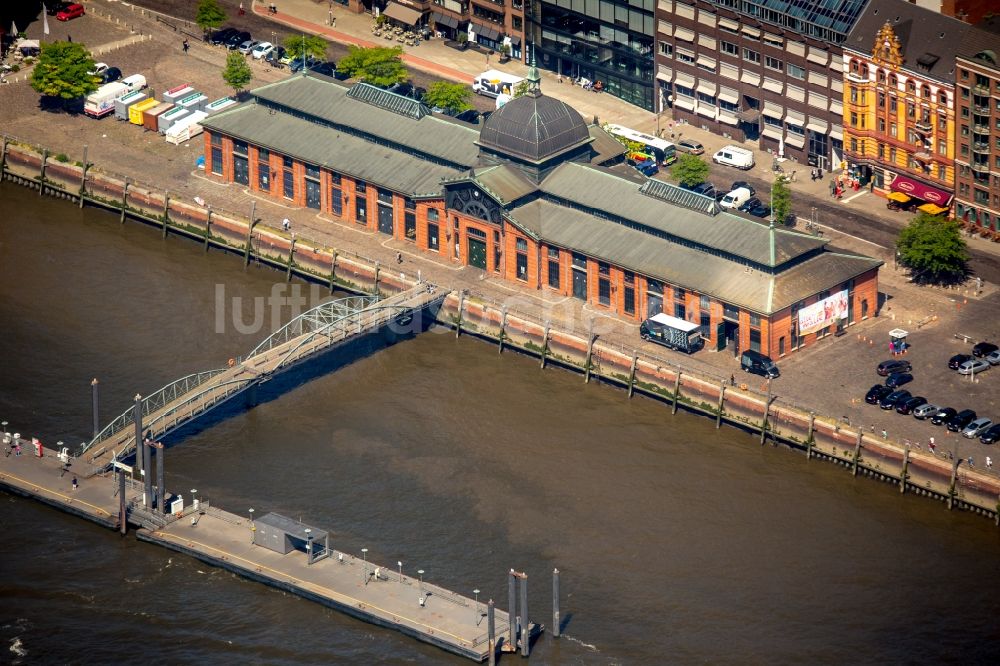 Luftaufnahme Hamburg - Uferbereiche am Flußverlauf der Elbe an der Fischauktionshalle am Fischmarkt in Hamburg