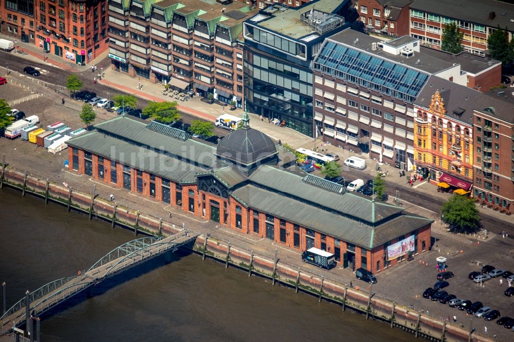 Hamburg von oben - Uferbereiche am Flußverlauf der Elbe an der Fischauktionshalle am Fischmarkt in Hamburg