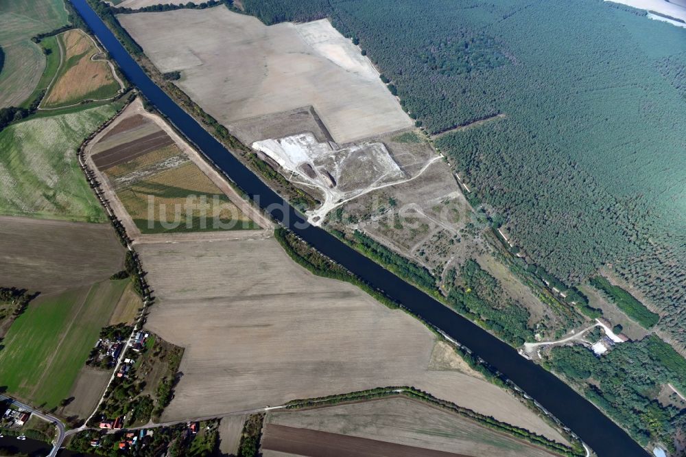 Bergzow von oben - Uferbereiche am Flußverlauf des Elbe-Havel-Kanal in Bergzow im Bundesland Sachsen-Anhalt, Deutschland