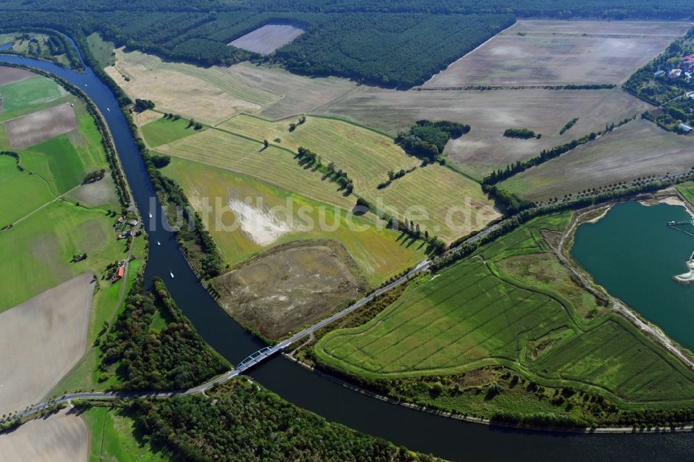 Ihleburg aus der Vogelperspektive: Uferbereiche am Flußverlauf Elbe-Havel-Kanal in Ihleburg im Bundesland Sachsen-Anhalt, Deutschland