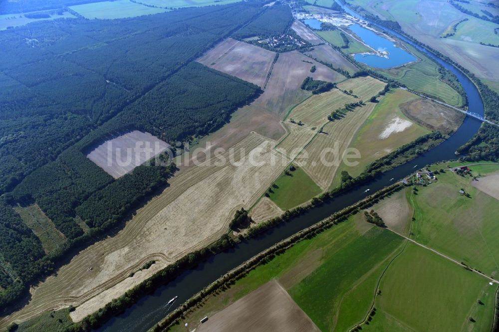 Parchau aus der Vogelperspektive: Uferbereiche am Flußverlauf des Elbe-Havel-Kanal in Parchau im Bundesland Sachsen-Anhalt, Deutschland