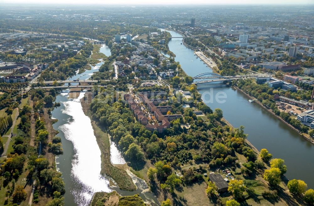 Magdeburg aus der Vogelperspektive: Uferbereiche am Flußverlauf der Elbe in Magdeburg im Bundesland Sachsen-Anhalt, Deutschland